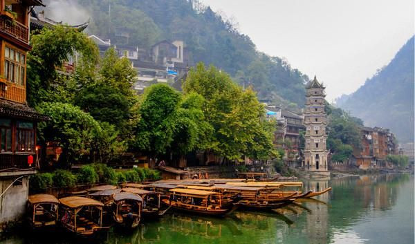 凤凰九景旅游攻略，在沱江边慢慢晃荡，我才读懂这座湘西小城的灵魂